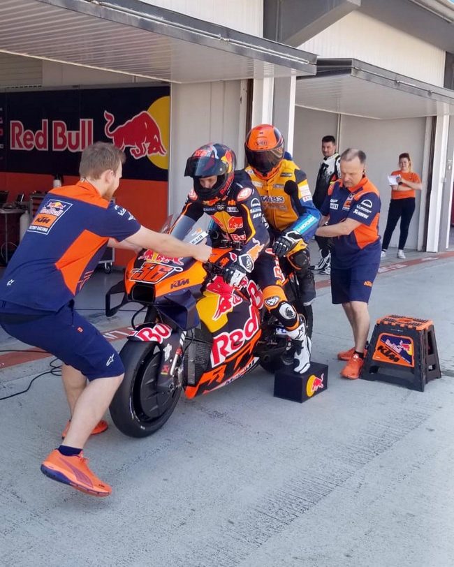 essai moto KTM RC 16 2023 biplace à VALENCIA en espagne 