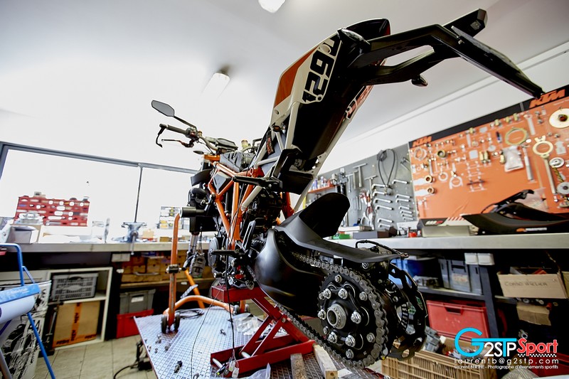 notre atelier entretien garage ktm CTM 83 pour dépose moteur