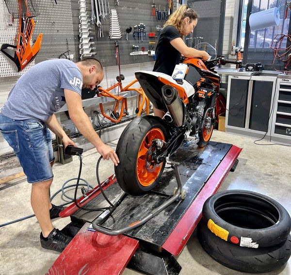 rendez vous avec notre garage atelier mécanique de réparation motos vélos KTM, entretien enduro, route CTM 83